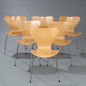 Arne Jacobsen Syveren. Et sæt på seks spisestole opsat på stel af stål. Sæde og -ryg af formbøjet, lamineret bøg. Model 3107. 6