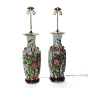 Et par kinesiske balusterformede lamper af porcelæn, dekorerede i farver med skrifttegn, krysantemer og fugle. 20. årh. H. 95 inkl. montering. 2