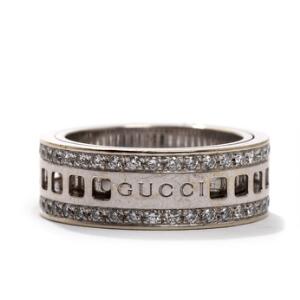 Gucci Dobbelt diamantring af 18 kt. hvidguld, prydet med talrige brillantslebne diamanter på i alt ca. 0,76 ct. samt Gucci logo. Str. 51.