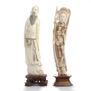 Vismand og kvinde. To orientalske figurer af udskåret elfenben. 20. årh.s begyndelse. H. inkl. baser 34,5 og 36. 2