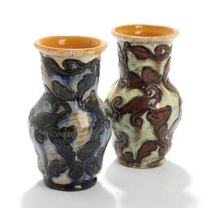 Kähler To vaser af lertøj, dekoreret i Bindesbøll stil. Sign. HAK og HAK Danmark. H. 25,5 og 26. 2