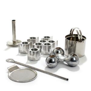 Arne Jacobsen, Andreas Mikkelsen, m.fl. Isspand, assiet, oplukker samt diverse lysestager af rustfrit stål. Georg Jensen, Stelton m.fl. 13