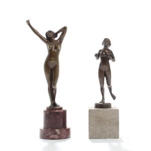 Percimer Rudolfi m.fl. Stående nøgen kvinde og løbende kvinde. Den ene sign. To statuetter af patineret bronze. H. inkl. sokkel 24,5 og 21. 2