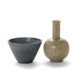 Arne Bang Vase samt skål af stentøj, skål modelleret med riflet mønster i relief. 2