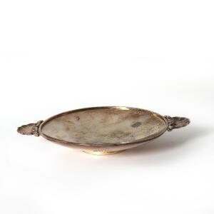 Gundorph Albertus Lille skål af sterlingsølv, smedet med to muslingeformede hanke i relief. Georg Jensen 1945-1977. Dessin 355 H. Vægt 150 gr. H. 2,4. L. 16.