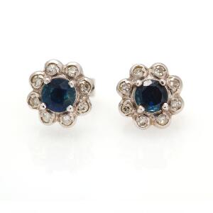 Et par safir- og diamantørestikker af platin hver prydet med facetslebet safir omkranset af enkeltslebne diamanter. 2