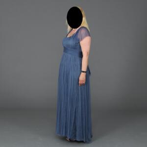 Lang selskabskjole i violet silke, med stopper og let tyl der kan formes til ærmer. Af mærket Stasia. Str. 44. L. ca. 155 cm.