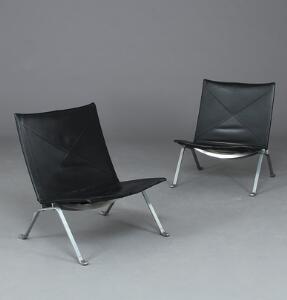 Poul Kjærholm PK 22. Et par hvilestole med stel af børstet stål. Sæde og ryg udspændt med sort skind. Udført og stemplet hos Fritz Hansen. 2