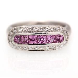 Safir- og diamantring af 18 kt. hvidguld prydet med talrige carréslebne pink safirer og brillantslebne diamanter. Str. 53,5. Top WesseltonVVS-VS. Ca. 2006.