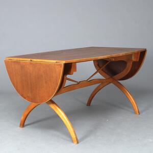 Børge Mogensen Ovalt klapbord med krydsbensstel af bøg, top af teak. Antagelig udført hos Søborg Møbler.