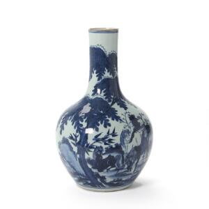 Flaskeformet vase af porcelæn, dekoreret med heste i underglasur blå. 20. årh. H. 32 cm.