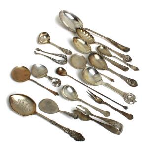 Potageske, fiskespade, sauceske, 6 diverse serveringsskeer, 4 serveringsspader m.m. af sølv. Vægt ca. 1224 gr. Danmark 19.-20. årh. 17