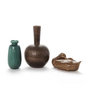 Eva Stæhr-Nielsen, Kähler, Aluminia Tre dele keramik, bestående af to vaser samt en figur af hhv. stentøj, fajance og lertøj. 3