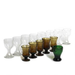 En samling på 14 glas af klart, brun og grønt glas. 20. årh. H. 9,5-12. 14