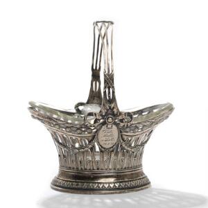 Tysk kurv af sølv, rigt støbt og gennembrudt med ornamentik, båndslyng og bladranker, indsats af glas. 20. årh. Vægt ca. 162 gr. H. 17.