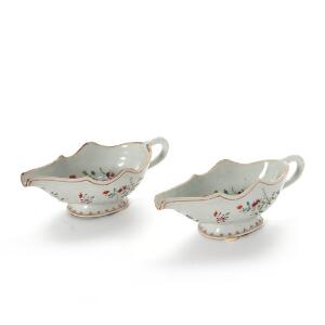 Et par famille rose Qinalong sauce kander af ostindisk porcelæn. Kina 1736-1795. L. 25 cm. 2