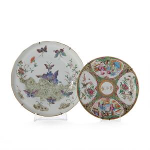 To kinesiske tallerkener af porcelæn, den ene green and gold og den anden dekoreret i farver med sommerfugle, begge mærkede. 19. årh. Dia. 1923 cm. 2