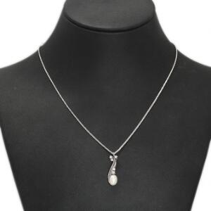 Halskæde med perle- og diamantvedhæng af hvidguld prydet med kulturperle og talrige brillantslebne diamanter. L. ca. 40 cm.