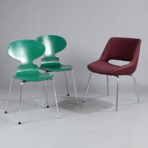 Arne Jacobsen og Olli Mannermaa Myren. Et par spisestole af formspændt og grønlakeret træ. Model 3100. Samt Mini Kilta stol. 3
