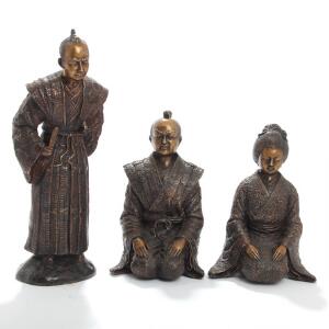 Knælende mand og kvinde samt samurai. Tre figurer af patineret bronze. Japan. 20. årh. H. 27-44. 3