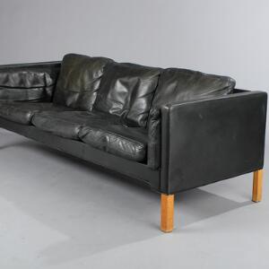 Bernt Tre-peroners sofa betrukket med sort skind, ben af eg. Udført som prototype hos Mikael Laursen, Aarhus ca. 1967. L. 196.