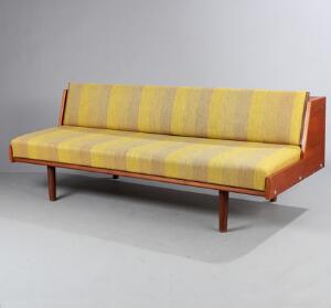 Hans J. Wegner GE 6. Sovesofa af teak, ryg og sæde betrukket med originalt stribet uld i gule nuancer. Udført hos Getama. L. 196.
