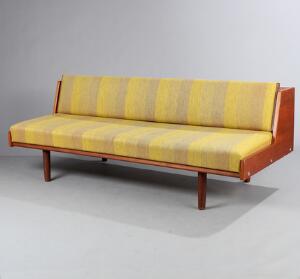 Hans J. Wegner GE 6. Sovesofa af teak, ryg og sæde betrukket med originalt stribet uld i gule nuancer. Udført hos Getama. L. 196.