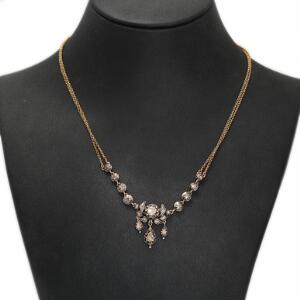 Diamantvedhæng af 18 kt. guld og sølv prydet med talrige rosenslebne diamanter. L. ca 45 cm. Ca. 1910.