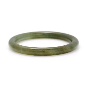 Kinesisk armring af spinach jade. Diam. 6 cm. Ca. 1920.