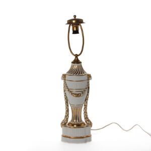 Lampe af porcelæn med forgyldninger, louis XVI form. Juliane Maries mærke. Royal Copenhagen. Før 1923. H. 76 cm