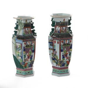 Et par kinesiske vaser af porcelæn, hexagonale dekorerede i farver med figursceneri. 20. årh. H. 44 cm. 2