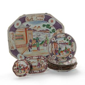 Stort kinesisk Mandarin fad, 7 tallerkener, lille asiet og lille aflang fad af porcelæn, dekorerede i farver med genrescener. 1780-1800. 10