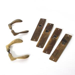 Arne Jacobsen AJ. To sæt dørgreb med tilhørende plader af patineret messing. Formgivet til SAS Royal Hotel, 1958. 4