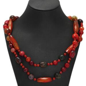 Lang agathalskæde prydet med perler af facetslebne agater i røde nuancer. L. ca. 120 cm.