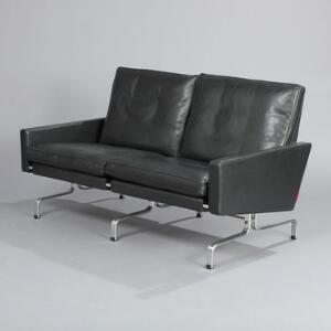 Poul Kjærholm PK-31. To-personers sofa betrukket med sort elegance læder, på stel af matforkromet fjederstål. L. 137.