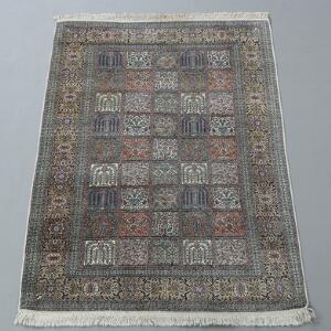 Kashmir silketæppe med klassisk have design med felter. Ca. 2000. 180 x 126.