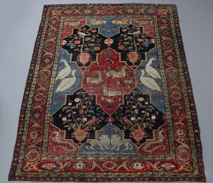 Antikt persisk Baktiari tæppe, design med blomstervaser og takrige dyremotiver. 20. årh.s begyndelse. 290 x 215