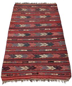 Semiantik Bochara Kelim, prydet med gentagelsesmønster på rød bund. Persien. 20. årh. 300 x 170.