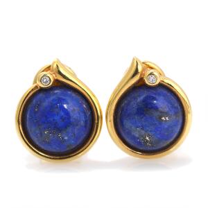 Et par lapis lazuli- og diamantørestikker af 14 kt. guld hver prydet med cabochonslebet lapis lazuli og brillantslebet diamant. L. ca. 1,6 cm. Ca. 2005. 2