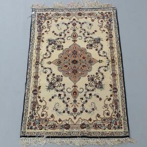 Isfahan tæppe, Persien. Medaljon på lys bund. Ca. 900.000 kn. pr. m2. Knyttet på silkekæde med kork-uld. Urørt stand. Ca. 1950. 164 x 110.