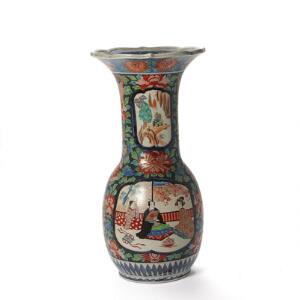 Stor japansk vase af porcelæn, dekoreret i farver med landskab og figurer i felter samt blomster og bladværk. 20. årh. H. 62 cm.