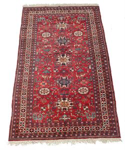 Semiantikt Ardebil tæppe i kaukasisk design i form af medaljoner, dyr og ornamenter på rød bund. Persien. Ca. 1960. 290 x 168.