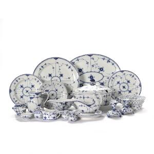 Musselmalet service af porcelæn, dekoreret i underglasur blå. Royal Copenhagen. 92