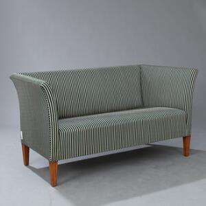 Ole Wanscher To-pers. sofa opsat på tilspidsende ben af mahogni, sæde, sider samt ryg betrukket med grønhvid stribet uld.
