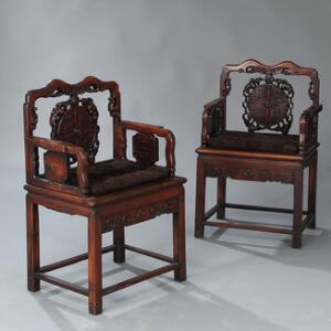 Et par kinesiske armstole af hardwood, begge gennembrudte rygge udskåret med flagermus og ornamentik. 20. årh. 2
