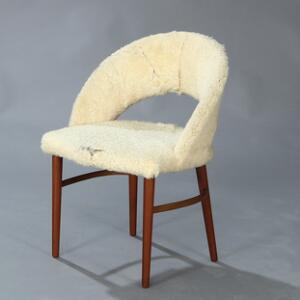 Frode Holm Stol opsat på tilspidsende ben af teak. Sæde og ryg betruket med lammeskind. Udført for Illums Bolighus, 1950erne.
