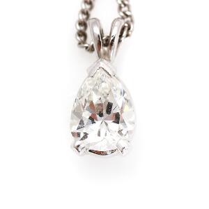Diamantvedhæng af 18 kt. hvidguld prydet med dråbeformet facetslebet diamant på ca. 0.80 ct. Kæde af 8 kt. hvidguld medfølger. Farve. Top Wesselton. Klarhed VS.