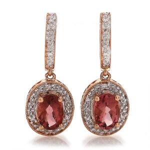 Et par turmalin- og diamantørestikker af 14 kt. pink guld hver prydet med facetslebet turmalin og brillantslebne diamanter. L. ca. 2 cm. 2