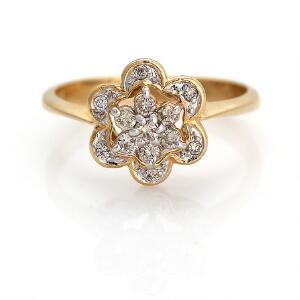 Diamantring af 14 kt. guld prydet med talrige brillantslebne diamanter. Str. 55.