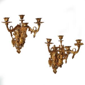 Et par lampetter af forgyldt bronze, rigt støbt. Ca. 1900. H. 30 cm. L. 37 cm.